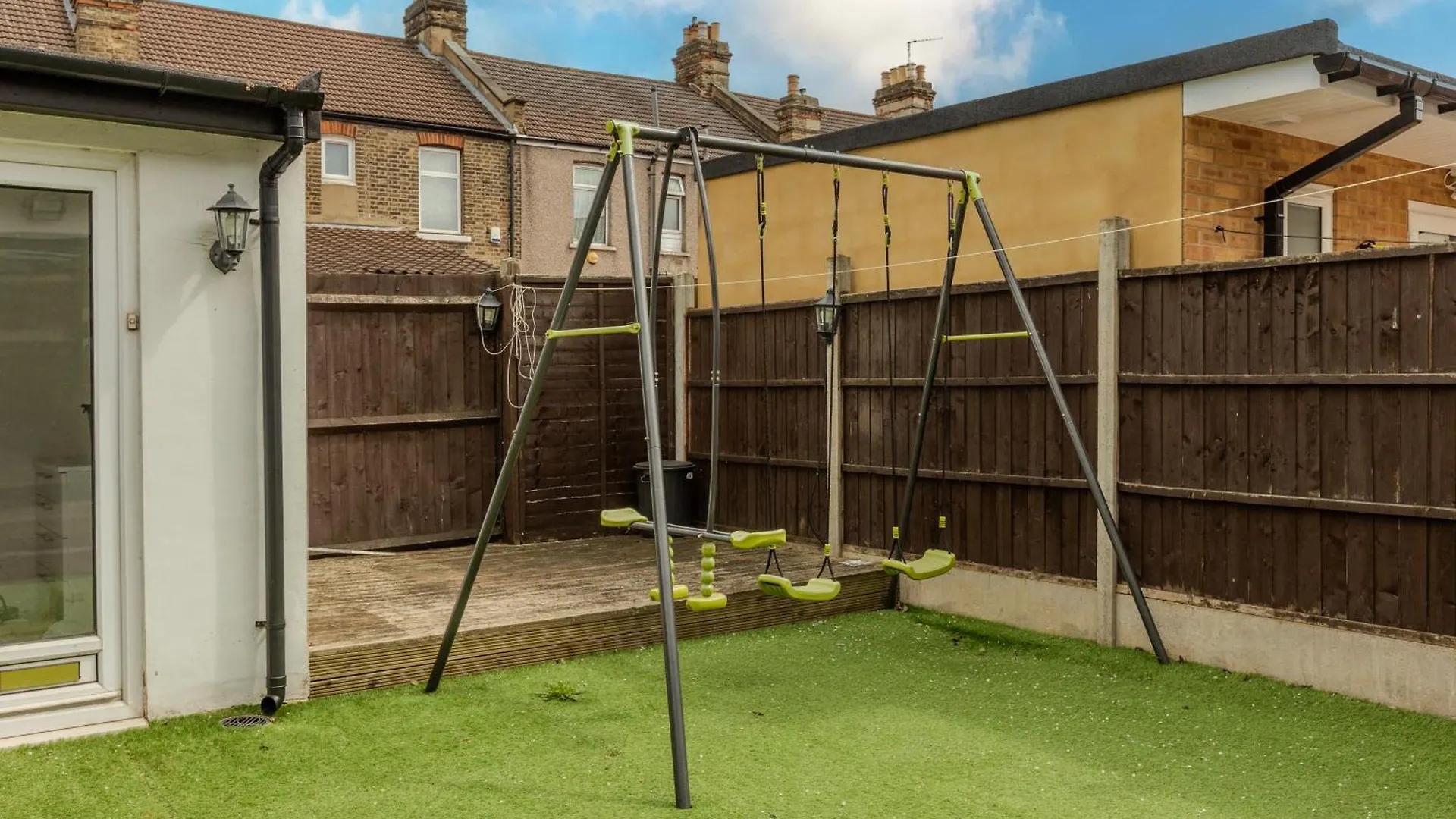 Spacious 3Br Home With Garden & Parking, Ilford 0*,