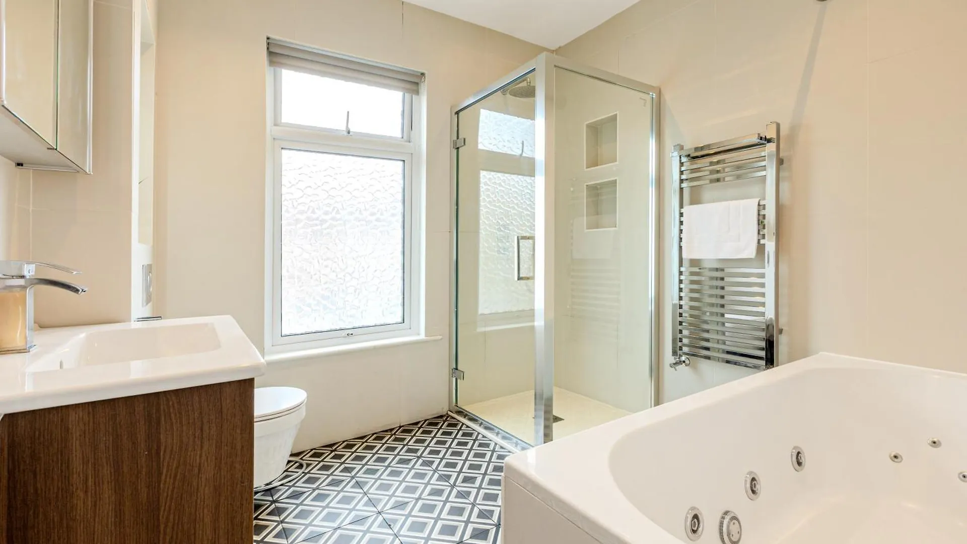 Spacious 3Br Home With Garden & Parking, Ilford Apartment